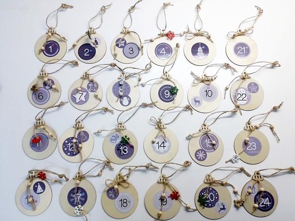 24 Weihnachtskugeln mit Zahlen und Holzdekor